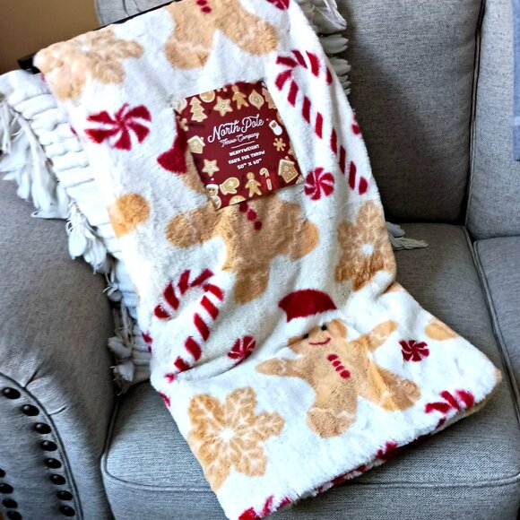 NEW! GINGERBREAD SANTAS CANDY CANES THROW BLANKET - Picture 2 of 4